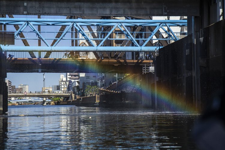 帰りの扇橋閘門では、門から滴る水滴で虹が見えた。