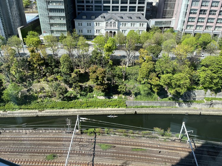 中央に小さく写っているのが筆者とオカダ氏（編集部撮影）。