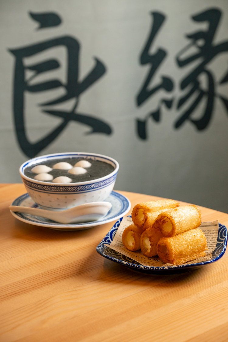 炸牛奶（チャーニューナイ＝牛乳フライ）580円（手前）はふしぎな食感。ゴマペーストと湯円（タンユエン＝団子）730円はゴマの風味が濃厚。