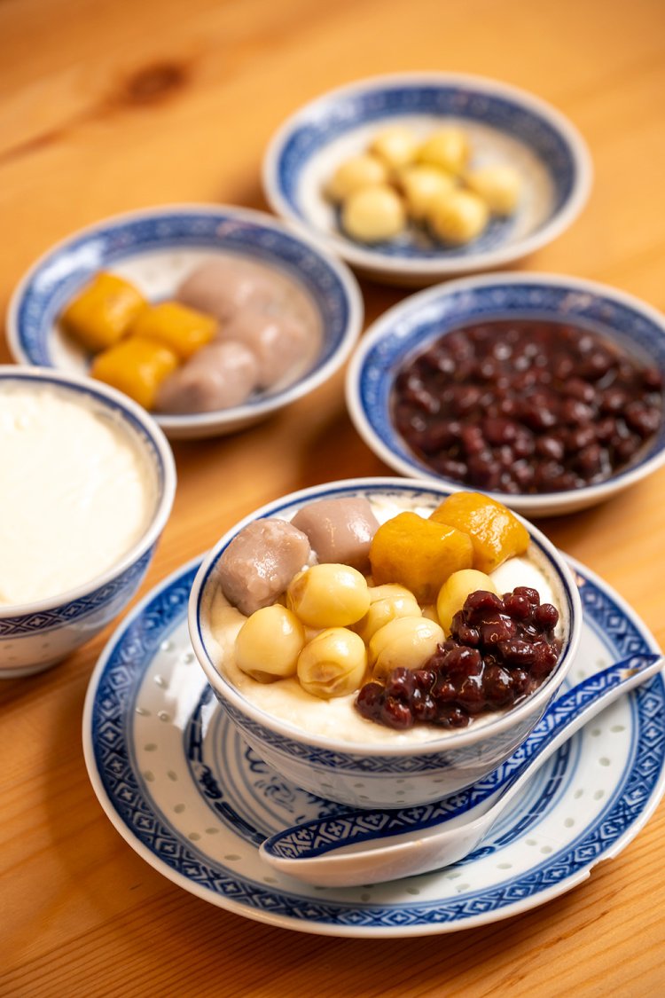 双皮奶（ションペイナイ）550円は、あずきや蓮の実のトッピングがおすすめ。