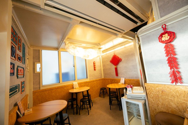 落ち着いた様子の店内。