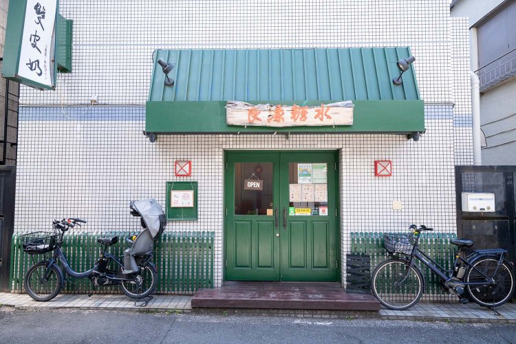 早稲田通りから少し入った路地にたたずむ小さな店。