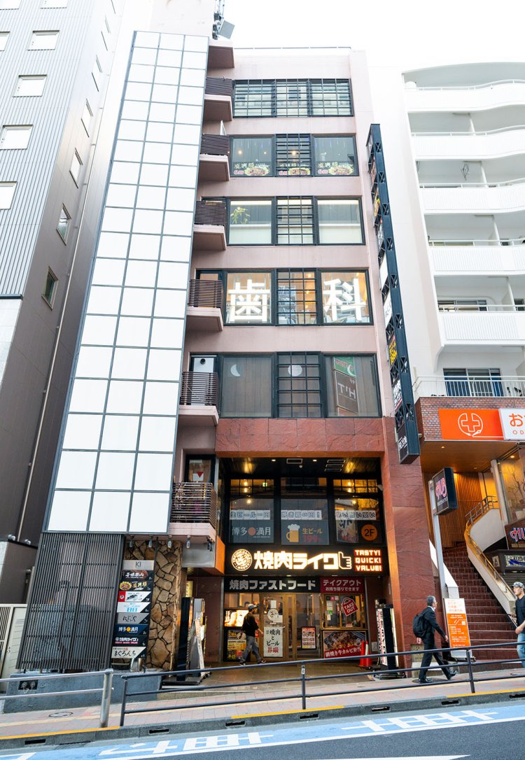 駅のすぐ前、ガチ中華3軒が入る留学生にはおなじみのビル。