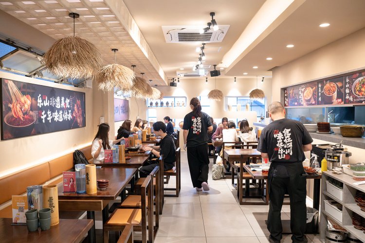 スタッフの背には「食は四川にあり、味は楽山にあり」。