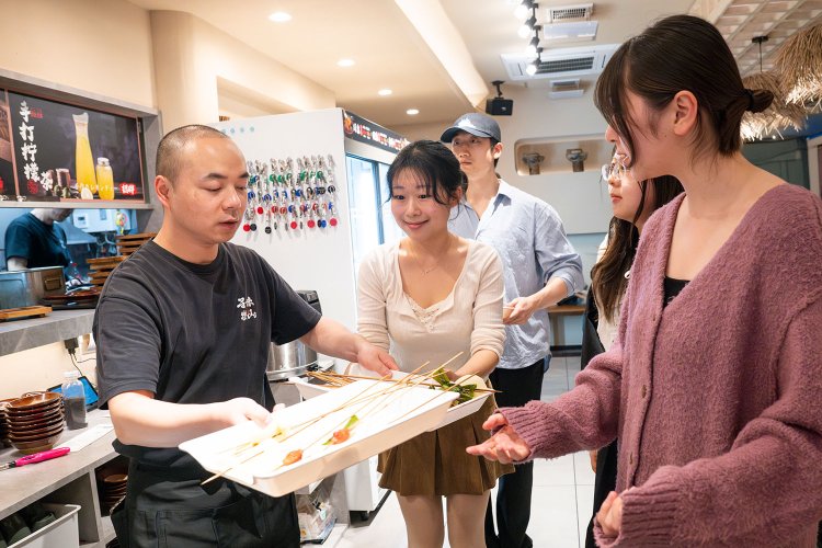 日韓中の学生グループ。