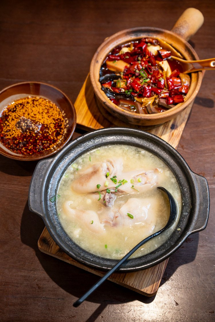 鴨の血のスープ、砂鍋油溌毛血旺（シャグゥオユーファーマオシュエワン）968円（上）と、エンドウ豆と豚足のスープ748円（下）。