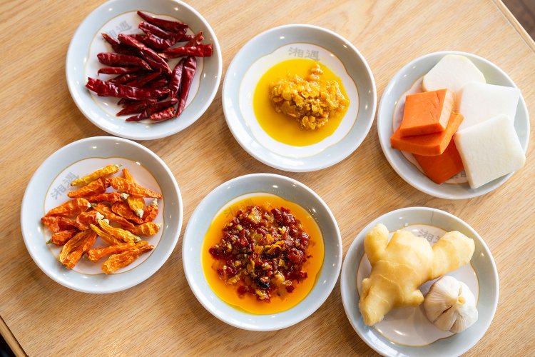 発酵した唐辛子、野菜、生姜などを調味料に。