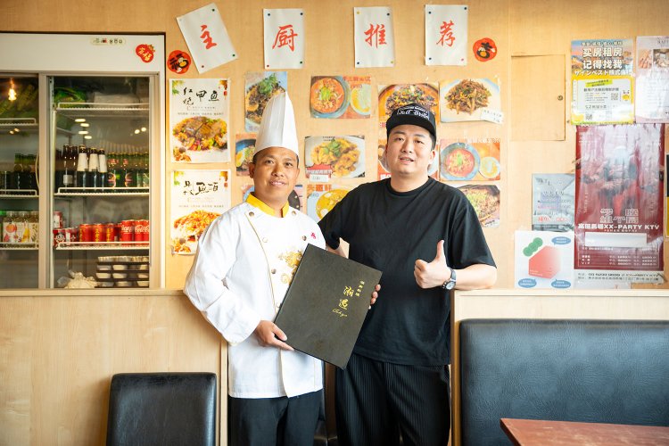 湖南省出身の劉さん（右）と料理長。
