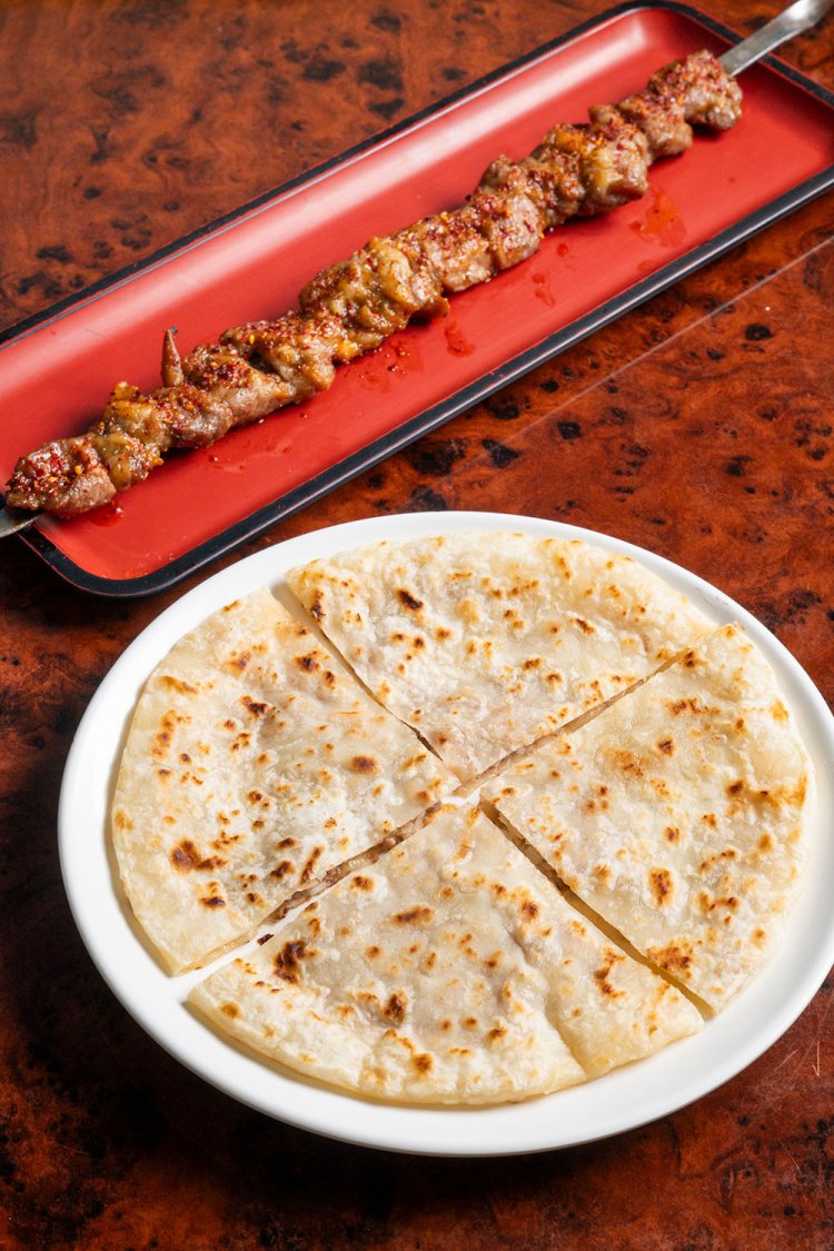 懐かしい味わいに涙した中国人留学生もいたという、蒙古羊肉餅600円と特大ラムの串焼き1080円。