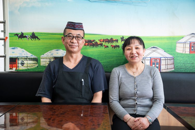 内モンゴル出身の孔秀華さんと夫の馬金利（マージンリ）さん。