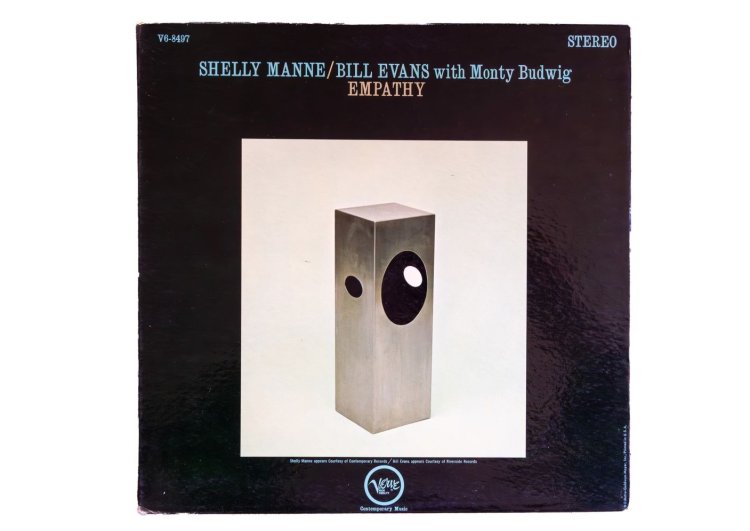 『EMPATHY BILL EVANS / SHELLY MANNE with Monty Budwig』。ビル・エバンスのピアノはロマンティックなイメージを持たれがちだが「本来は、緻密に計算された音色が知的でハードボイルド。収録曲の『Goodbye』が最高です」。