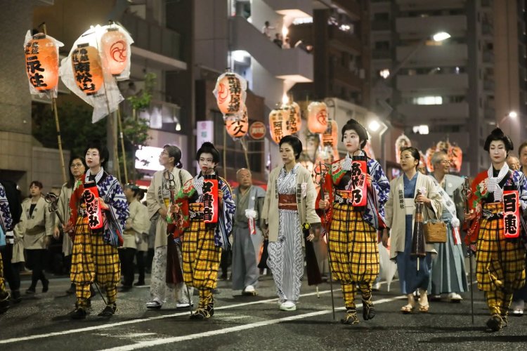 列の先頭には猿田彦や手古舞連、五色の旗を持った子供たちが加わって祭りを盛り上げる。