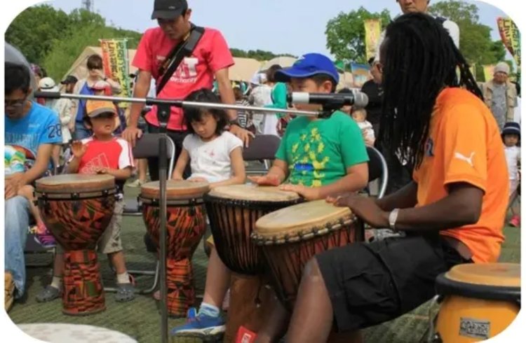 アメリカの太鼓（ジャンベ）のワークショップの様子（写真は過去開催時のもの）。