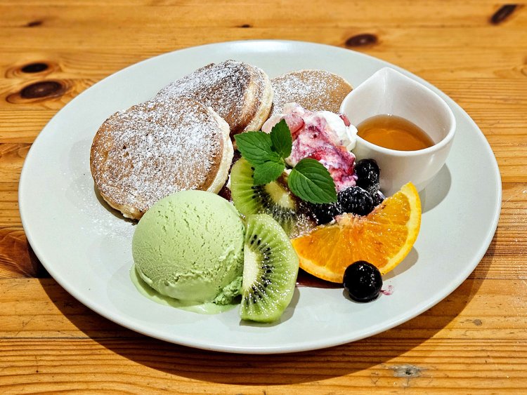 無添加パンケーキ フルーツ&生クリーム1000円（2025年7月から1200円）、アイストッピング+100円。提供14時以降。