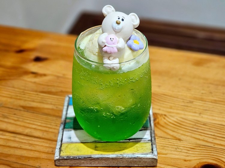 ぷくラテ（メロンソーダ）650円。