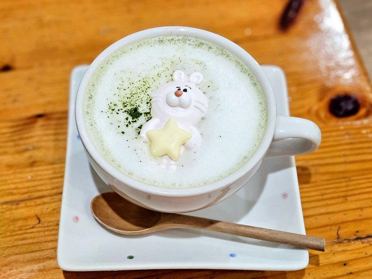 ぷくラテ（抹茶ラテ）650円。