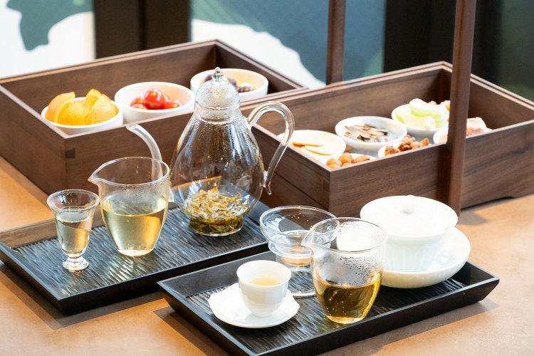 お茶の種類（4950円～）を選ぶと、こちらの果籃の盛り合わせのほか、季節のお椀とお菓子を楽しめる。