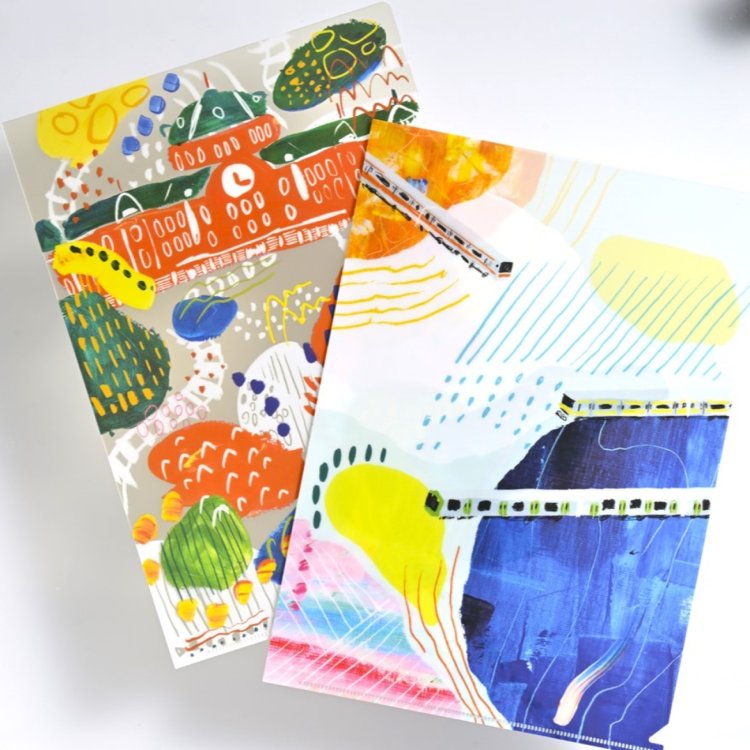 A4 クリアファイル（電車・東京駅舎）各440円。