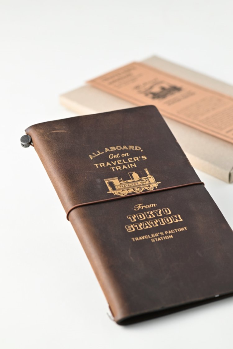 トラベラーズノートステーションエディション 5940円。JR東日本商品化許諾済、JR東海承認済、JR西日本商品化許諾済、JR九州承認済。