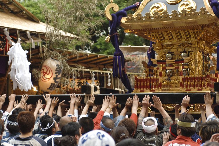 錺（かざり）神輿の至宝ともいわれる千貫宮神輿は大きくて迫力たっぷり！