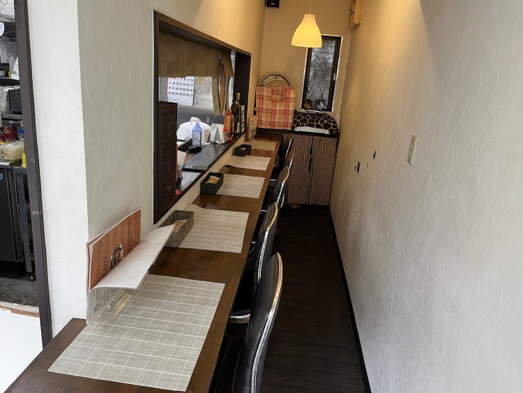 厨房を囲むようにL字のカウンター席が6つある。