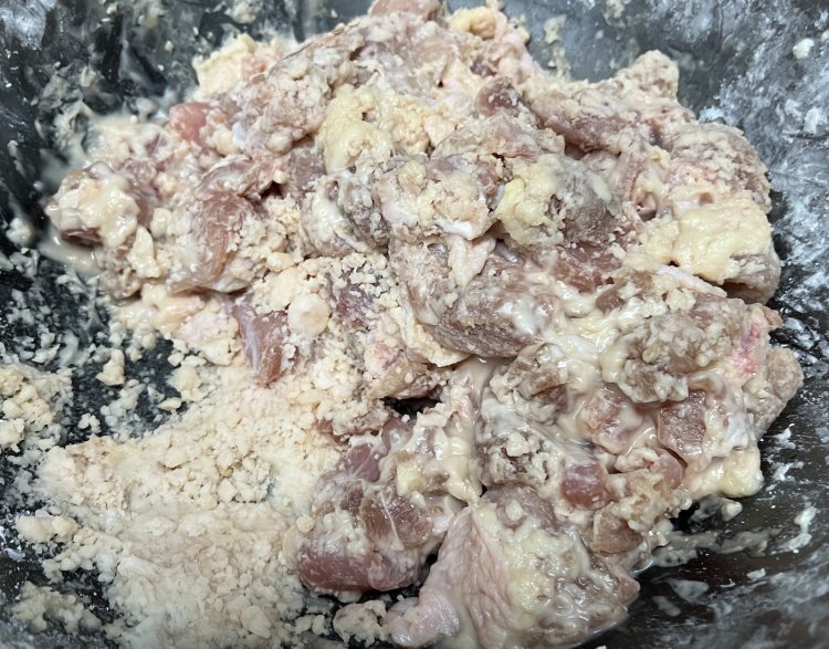 オリジナルの仕込みだれで味つけた唐揚げ用の鶏もも肉。