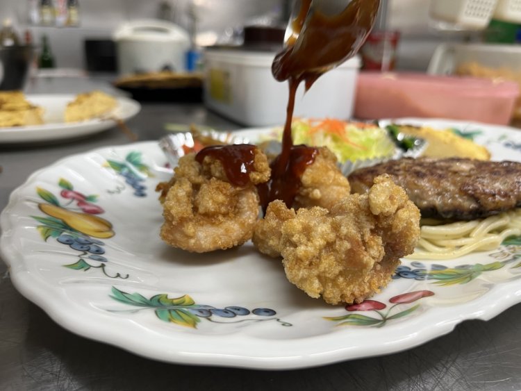 揚げたての唐揚げに甘ダレをかける。もちろんこの甘ダレも自家製だ。