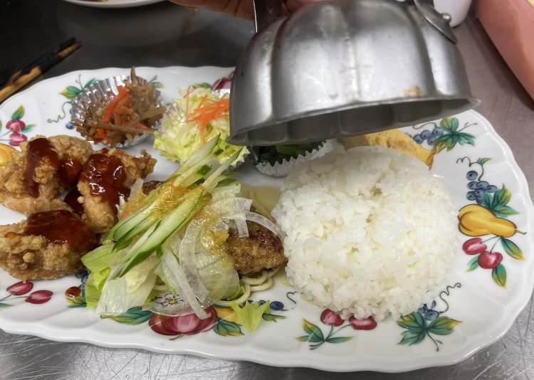 ご飯は昔懐かしいアルマイト製の型で。