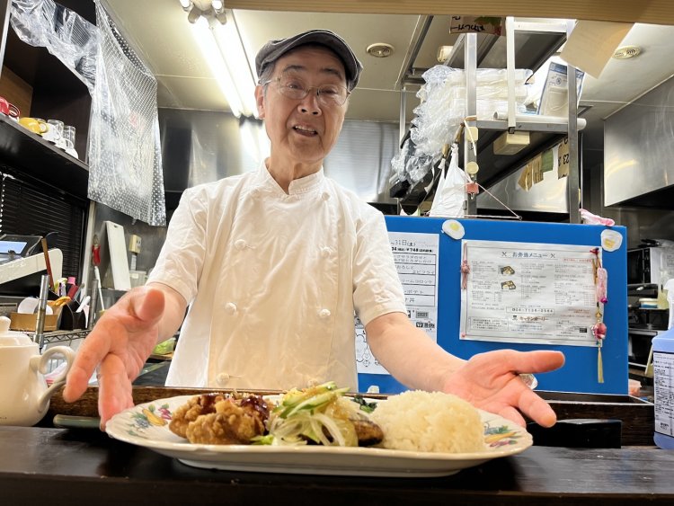 「はい、どうぞ〜！」とマスターが日替わり定食を持ってきてくれた。