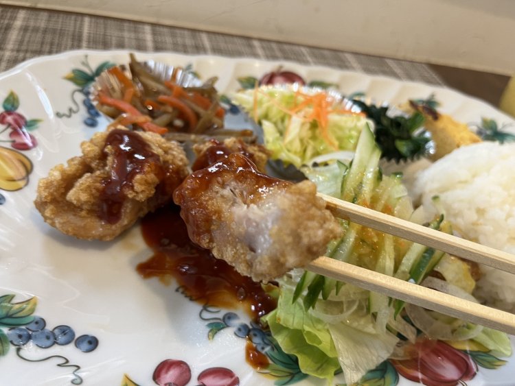 外はカリッと、中はジューシーな唐揚げ。甘辛いタレでご飯がすすむ！