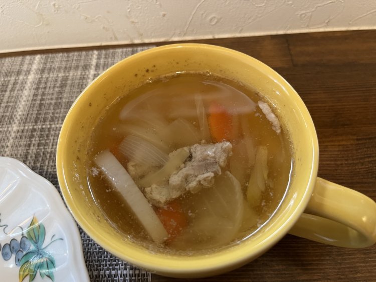 イートインのみスープがつく。この日は根菜と肉が入ったポトフ風。