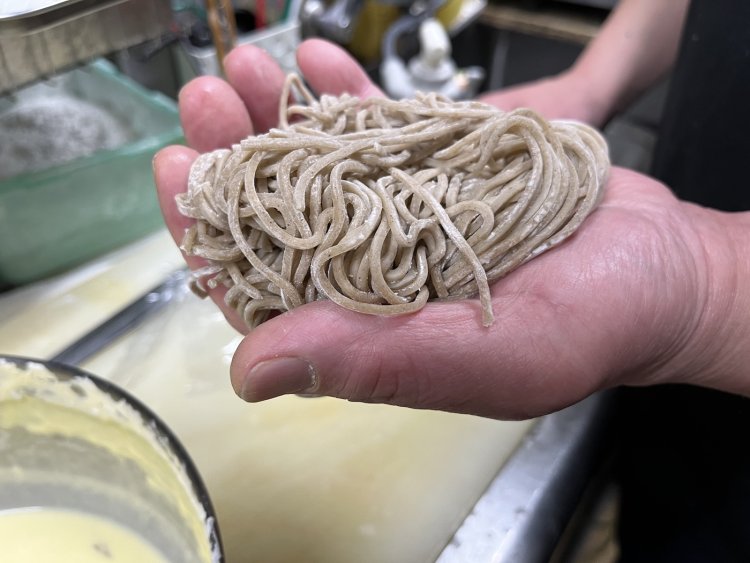 何種ものそばを食べ比べて選んだというそば。その都度茹でて提供してくれる。