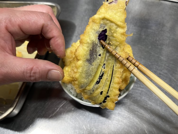 ミニ天丼はお茶碗サイズ。ご飯を覆い隠すほどのナスの天ぷら。