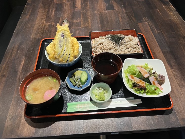 丼ものやそばのランチは野菜がなかなかとれないが、こちらはシャキシャキのサラダもついてくる！