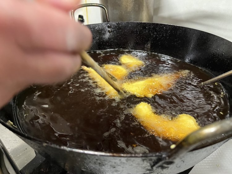 大将は何気なく調理していたが、カラッと揚げる技術はさすが。ごま油の香りが客席まで漂ってきた。