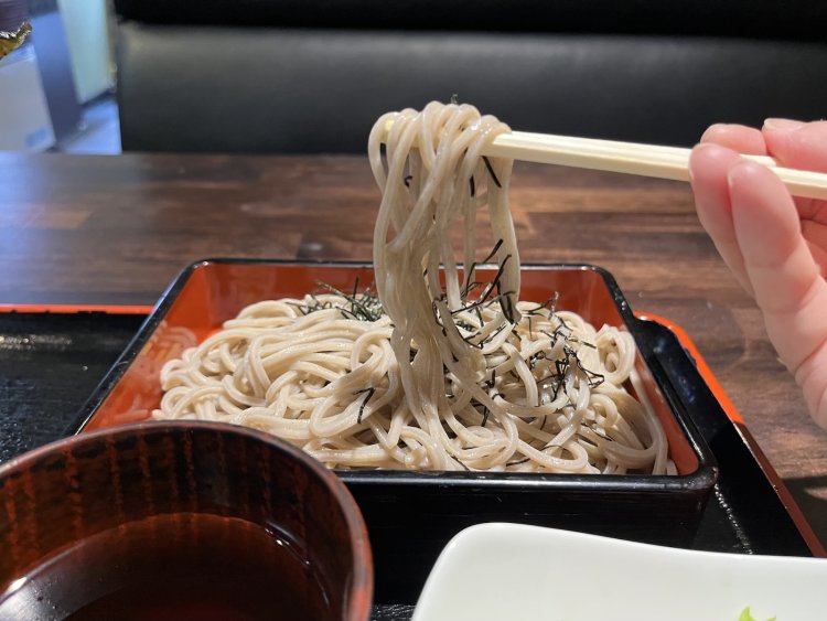 細切りで喉越しがいい江戸そば風。自家製のそばつゆもキリッと醤油がきいている。