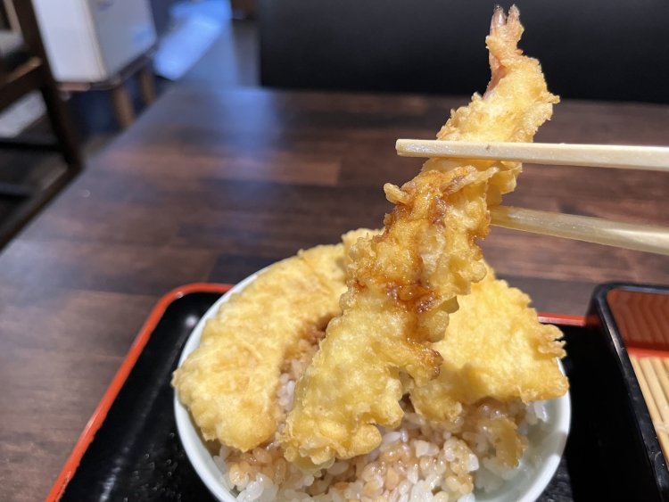 甘さは控えめでキレがいい天重タレは、エビの旨味を引き立ててくれる。