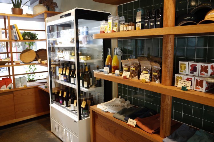 自家製ジャムやオリジナルグッズの販売も。