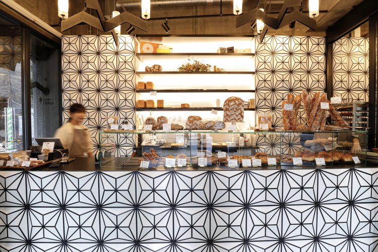 カウンター下と壁面には麻の葉模様があしらわれている。