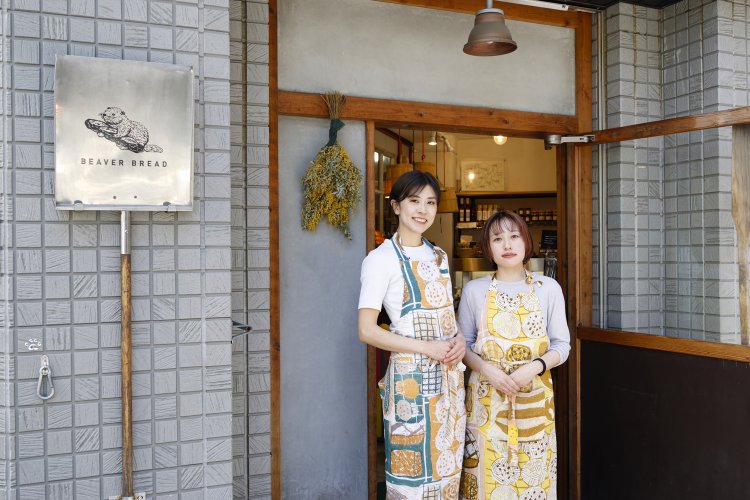 スタッフさんのエプロンはパン模様。