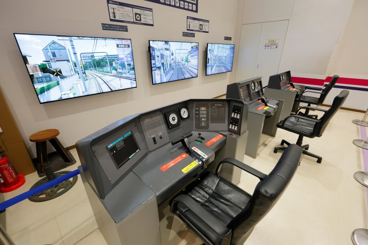 今活躍している形式の運転台を使った「小型運転体験シミュレータ」。ちびっこでも一人で体験できる。