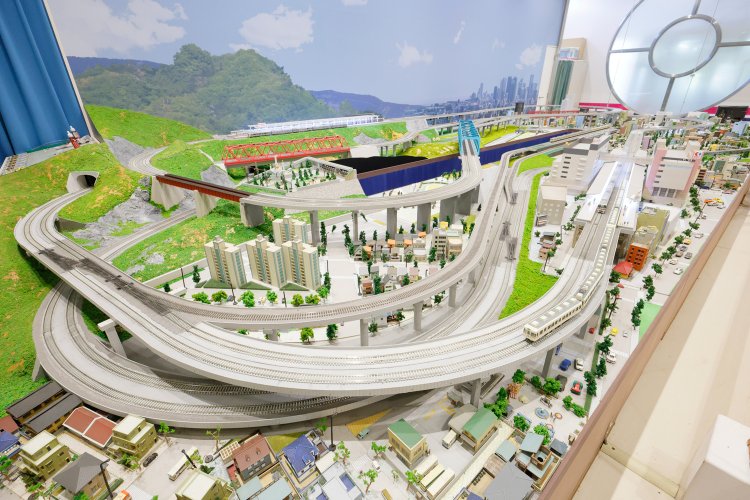 京王電鉄の車両が行き交うジオラマ展示。1回100円で5分間、実際の運転台で操縦ができる。