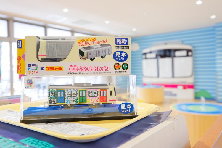 自分だけのプラレールが作れる「プラレールペイント工房」1両1100円。