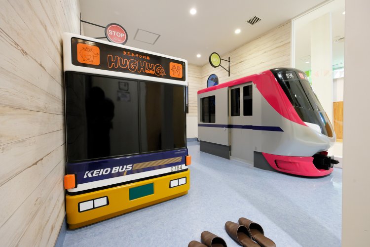 1階にあるキッズトイレは京王バスと5000系。