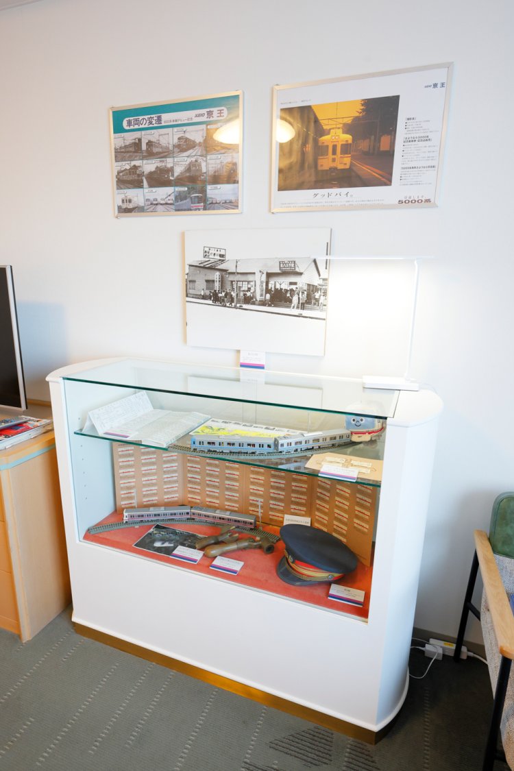 部屋に入った瞬間にあらゆる「京王電鉄なモノ」が視界に飛び込んでくる。