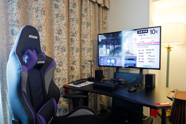 京王愛あふれる社員さんが本気で作った特製の運転シミュレータ。宿泊中、自分だけの「運転席」になる。