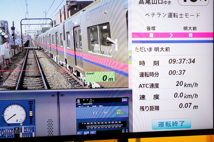 画面横には運転をサポートする情報が表示される。レベルによって表示される情報が変化。