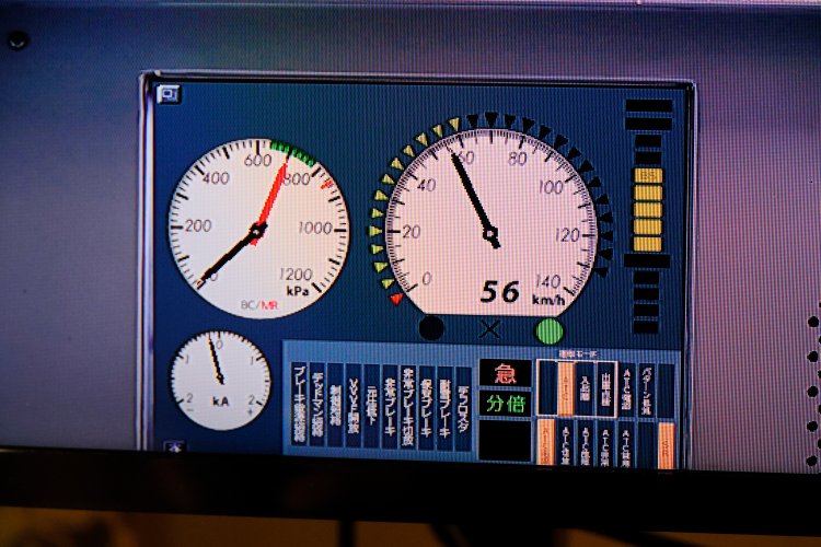 速度計のまわりの矢印がATC。停車駅に近づくと徐々に矢印が減っていくので、速度がATCの矢印を超えないようにブレーキをかけていこう。