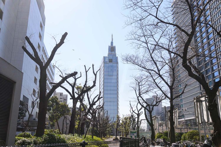 NTTドコモ川崎ビルを真横から見よう。ラテンアメリカタワーそっくりだ！