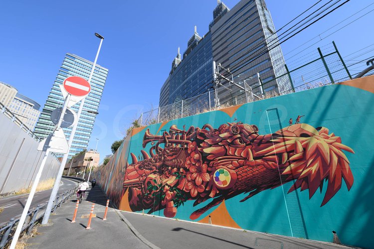 川崎駅近くの壁画。「誰もがアートを体験」の志が「メキシコ壁画運動」と通ずる。